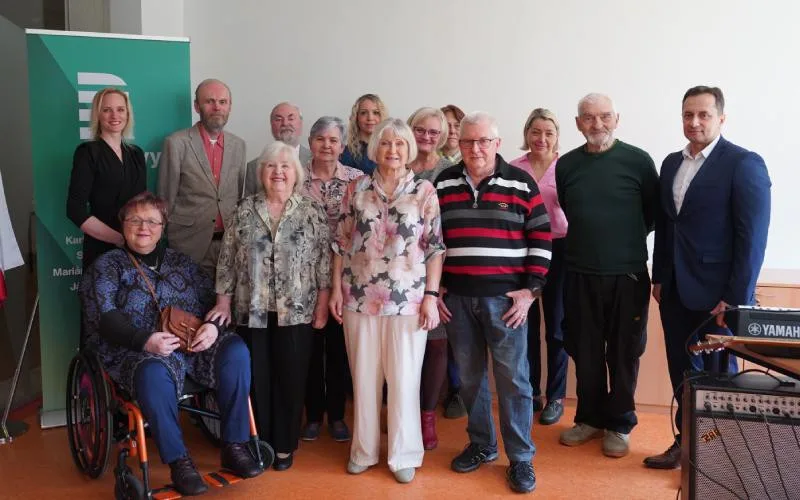 Výstava seniorů v Karlových Varech láká na rekordní počet děl.