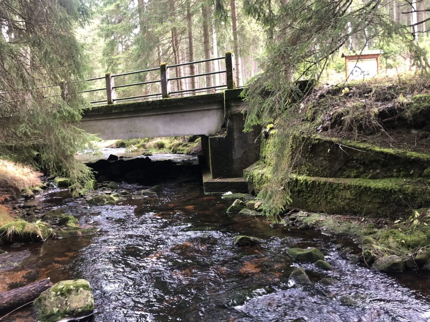 U Nových Hamrů začala uzavírka kvůli stavbě mostu, cyklisté ale projedou. Foto: Krajská správa a údržba silnic Karlovarského kraje