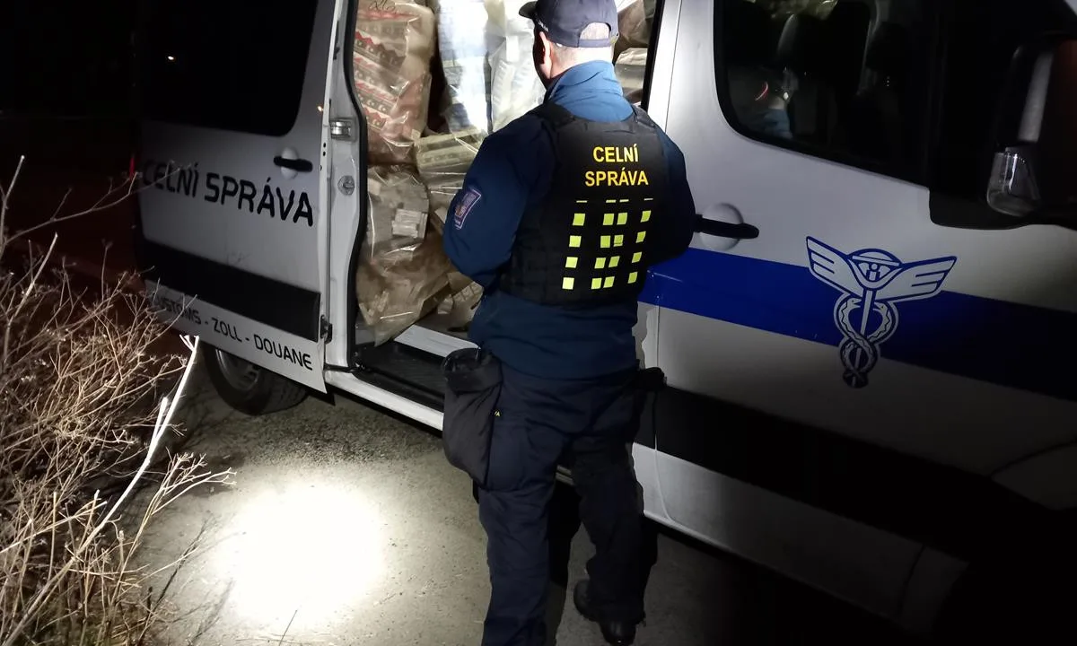 Celníci zadrželi v Chodově na Sokolovsku statisíce nelegálních cigaret