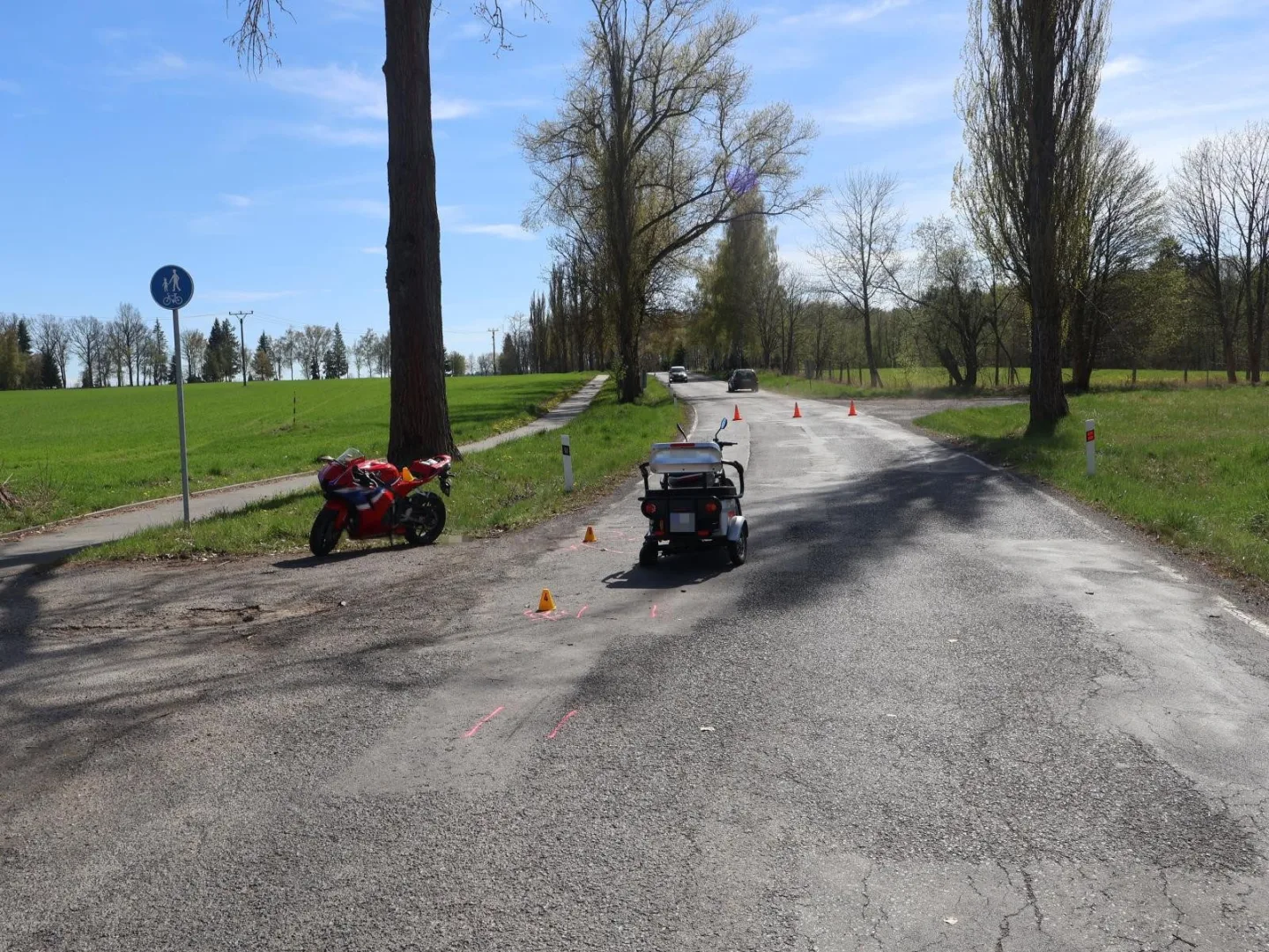 Muž na tříkolce byl těžce zraněn při nehodě s motorkou u Kosmové u Toužimi