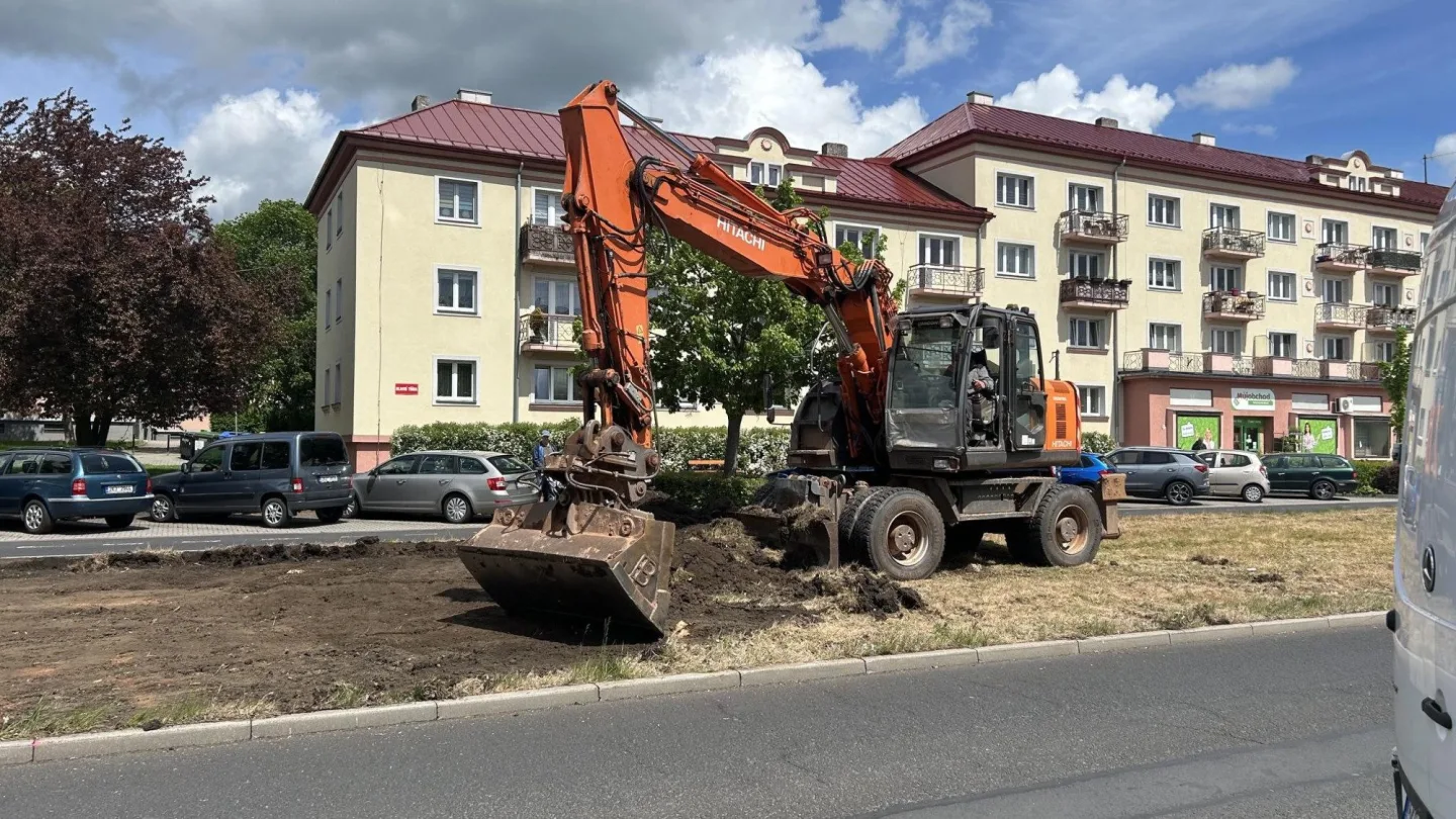 Ostrov pokračuje v obnově Hlavní třídy. Druhá etapa přinese květinové záhony.