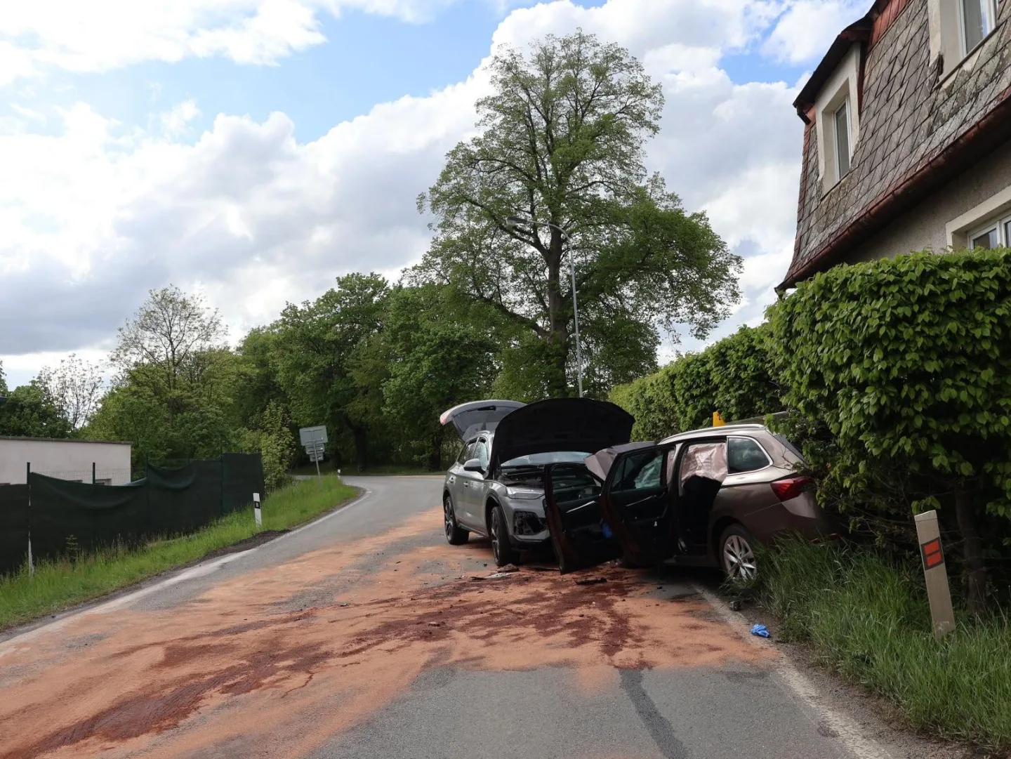 Dopravní nehoda na Karlovarsku. Škoda jde do stovek tisíc korun