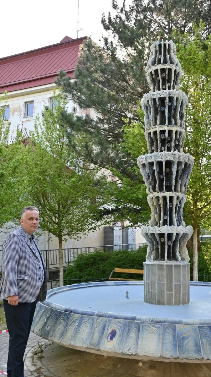 FOTO: Karlovy Vary nechaly opravit fontánu ve Staré Roli, na práce dohlížela dcera autora. Foto: Magistrát města Karlovy Vary