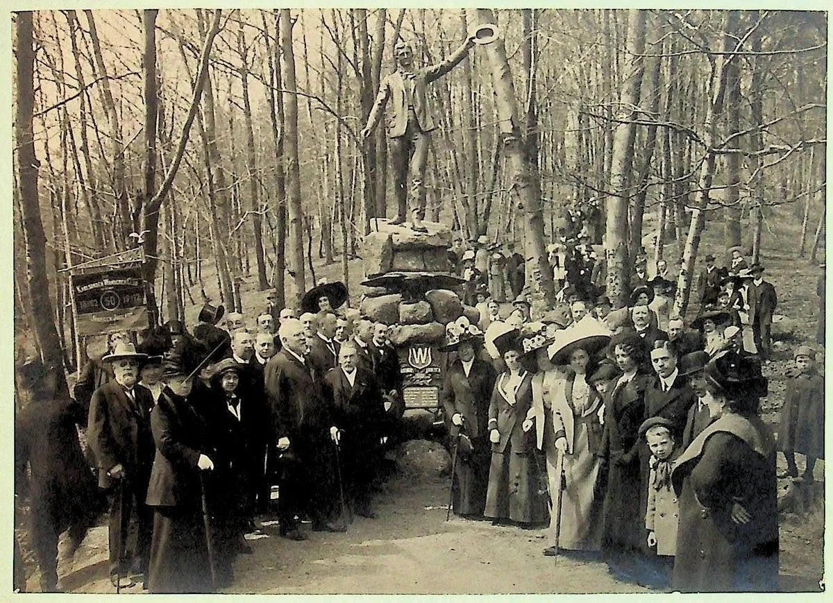 Karlovarský spolek chce obnovit sochu Poutníka, kterou lidé po válce zničili. Foto: Magistrát města Karlovy Vary