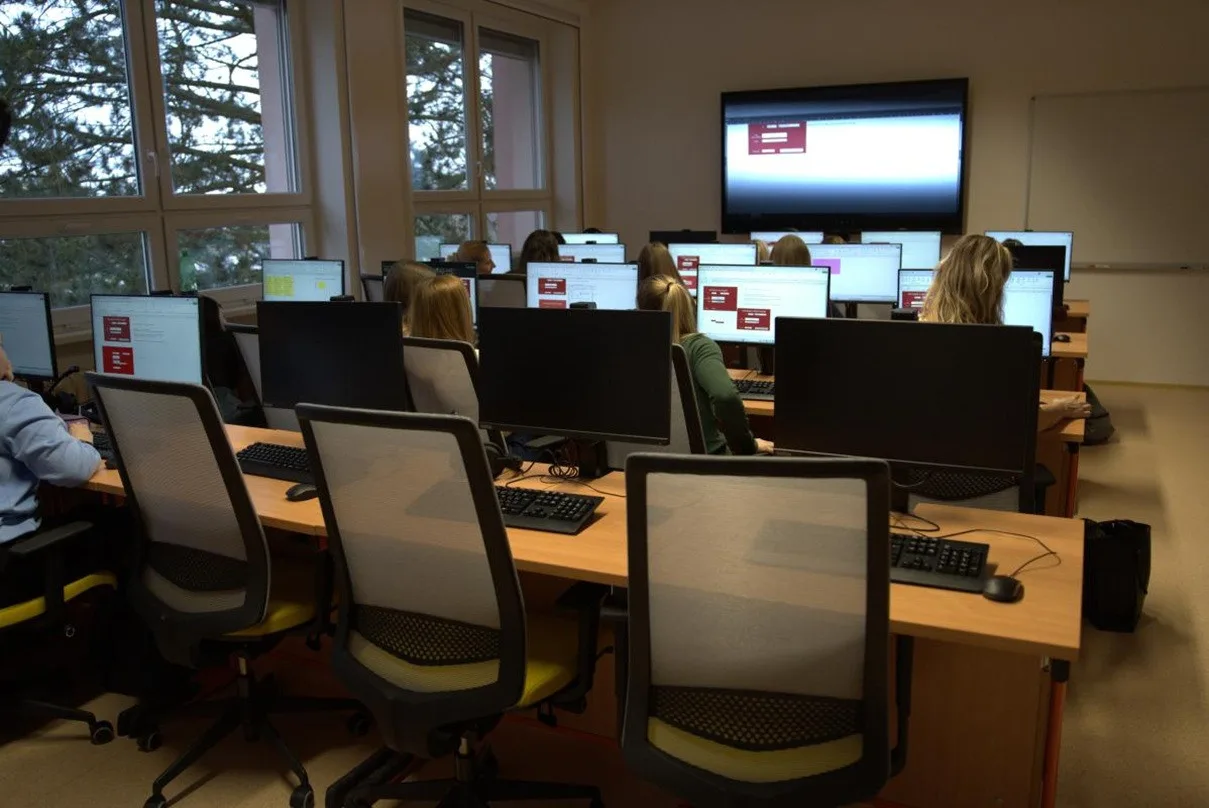 FOTO: Škola v Karlových Varech má po výrazné modernizaci lepší přístup i učebny
