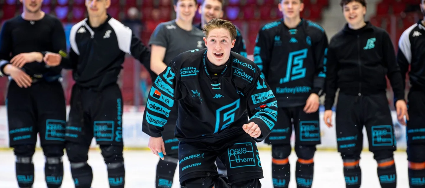 Petr Tomek měl být kapitánem juniorky, stal se ale hvězdou A-týmu. Foto: HC Energie Karlovy Vary