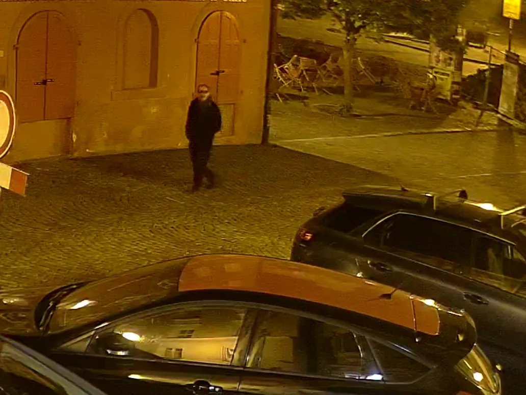 Policie hledá vandala, který v Chebu nasprejoval hákové kříže. Zachytily ho kamery.