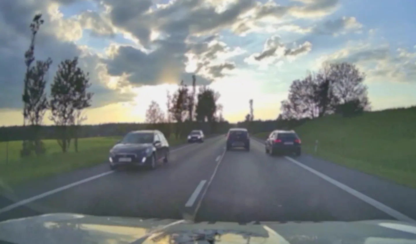 Řidič u Bochova ujížděl policii dvoustovkou, zastavil ho až policejní zákrok.