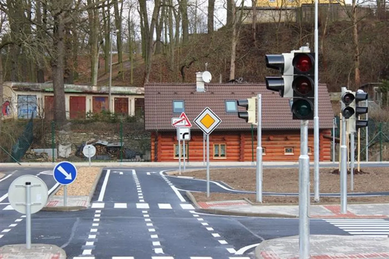 Než šlápneš do pedálů. Chebští strážníci dnes zvou na dopravní hřiště malé i velké. Foto: Město Cheb