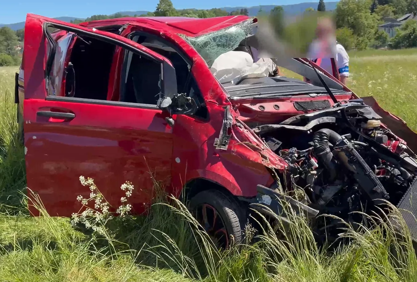 Muž ukradl auto, které po chvíli otočil na střechu. Při nehodě vypadl čelním oknem. Foto: Policie ČR (redakčně upraveno)