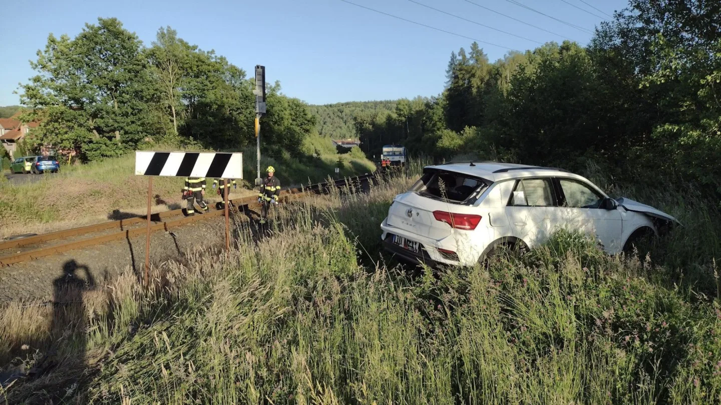 Nehoda vlaku a auta zastavila železniční dopravu mezi Loučkami a Novým Sedlem.