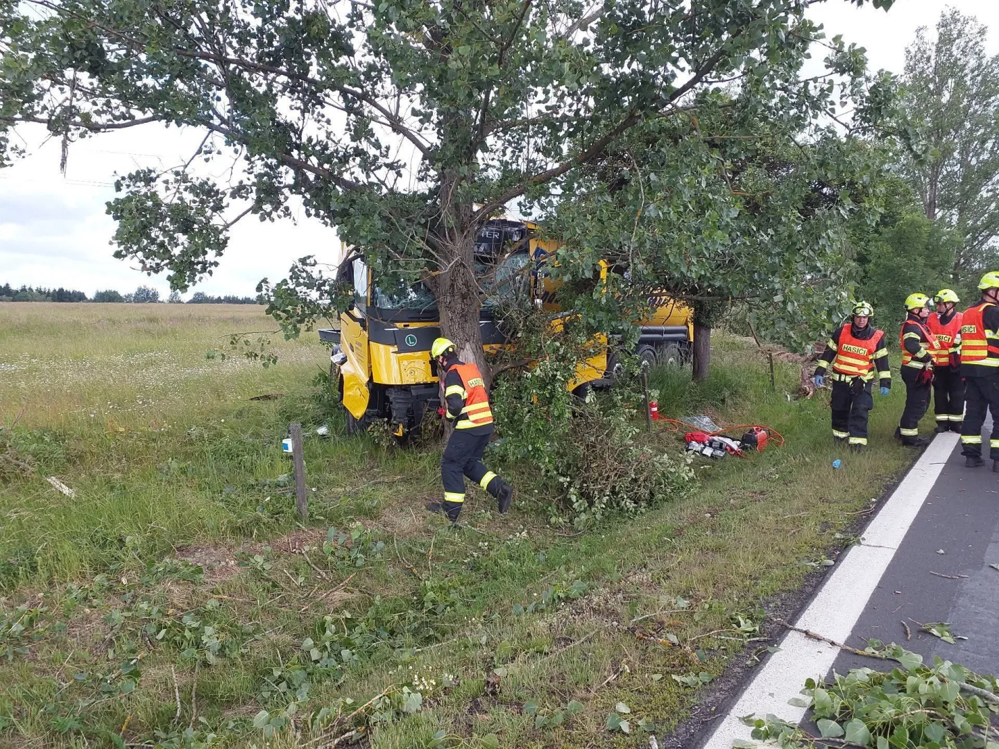 U Hazlova na Chebsku havarovala cisterna, řidič vozu při nehodě zemřel. Foto: HZS Karlovarského kraje