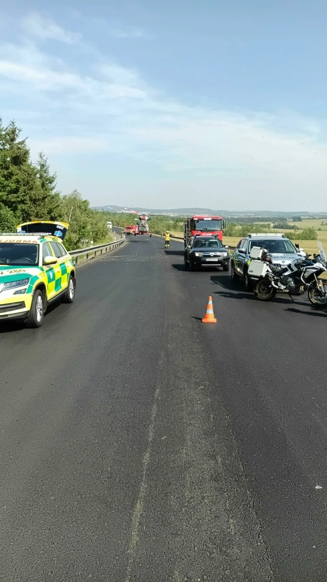 Střet auta s motocyklem u Třebouně si vyžádal zásah vrtulníku.