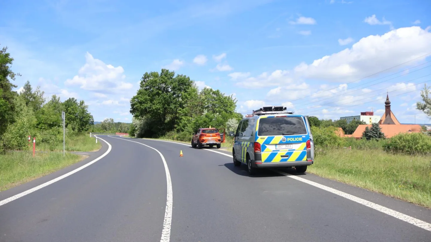 Motorkář po střetu s autem u Sokolova z místa odjel. Policie hledá svědky.