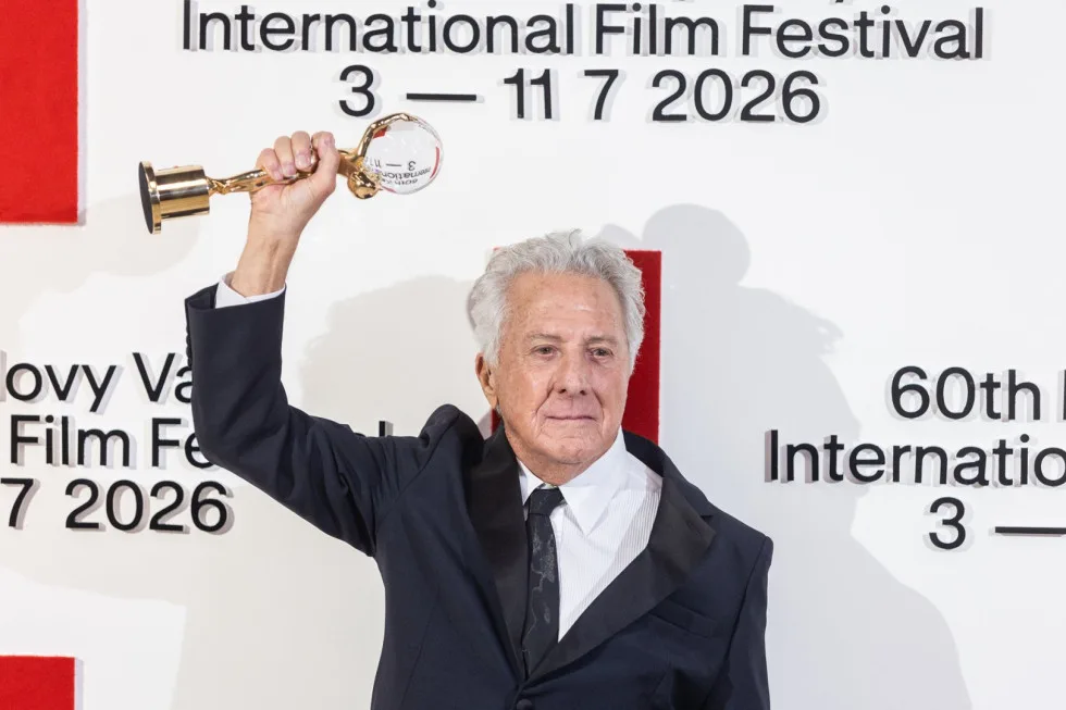 Dustin Hoffman na festivalu v Karlových Varech převzal Křišťálový glóbus