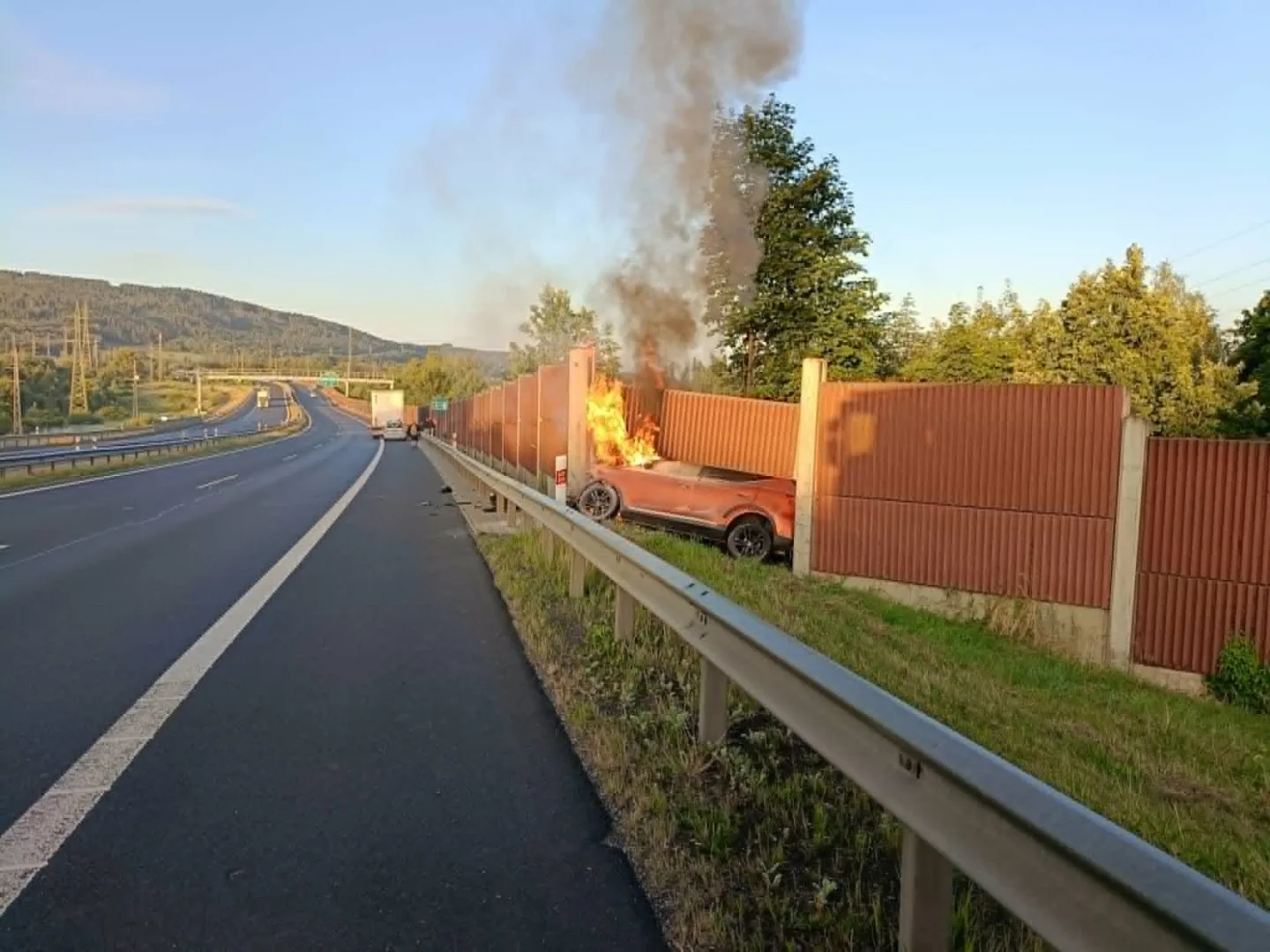 Po nehodě na D6 vzplálo osobní auto. Zranilo se pět lidí, dívku transportoval vrtulník.
