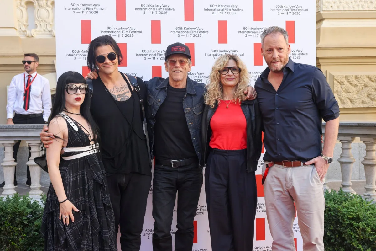 Herec Kevin Bacon přijel na festival i s manželkou a dětmi, večer uvedou film