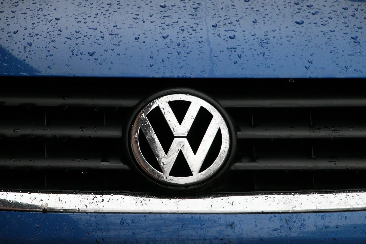 Automobiloví giganti v krizi: Prodeje BMW a Volkswagenu v Číně prudce klesají