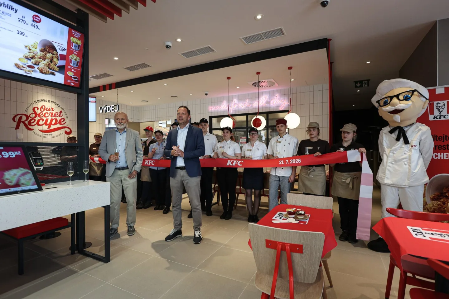 KFC otevřelo v Chebu. Na kyblíky zdarma se stála fronta