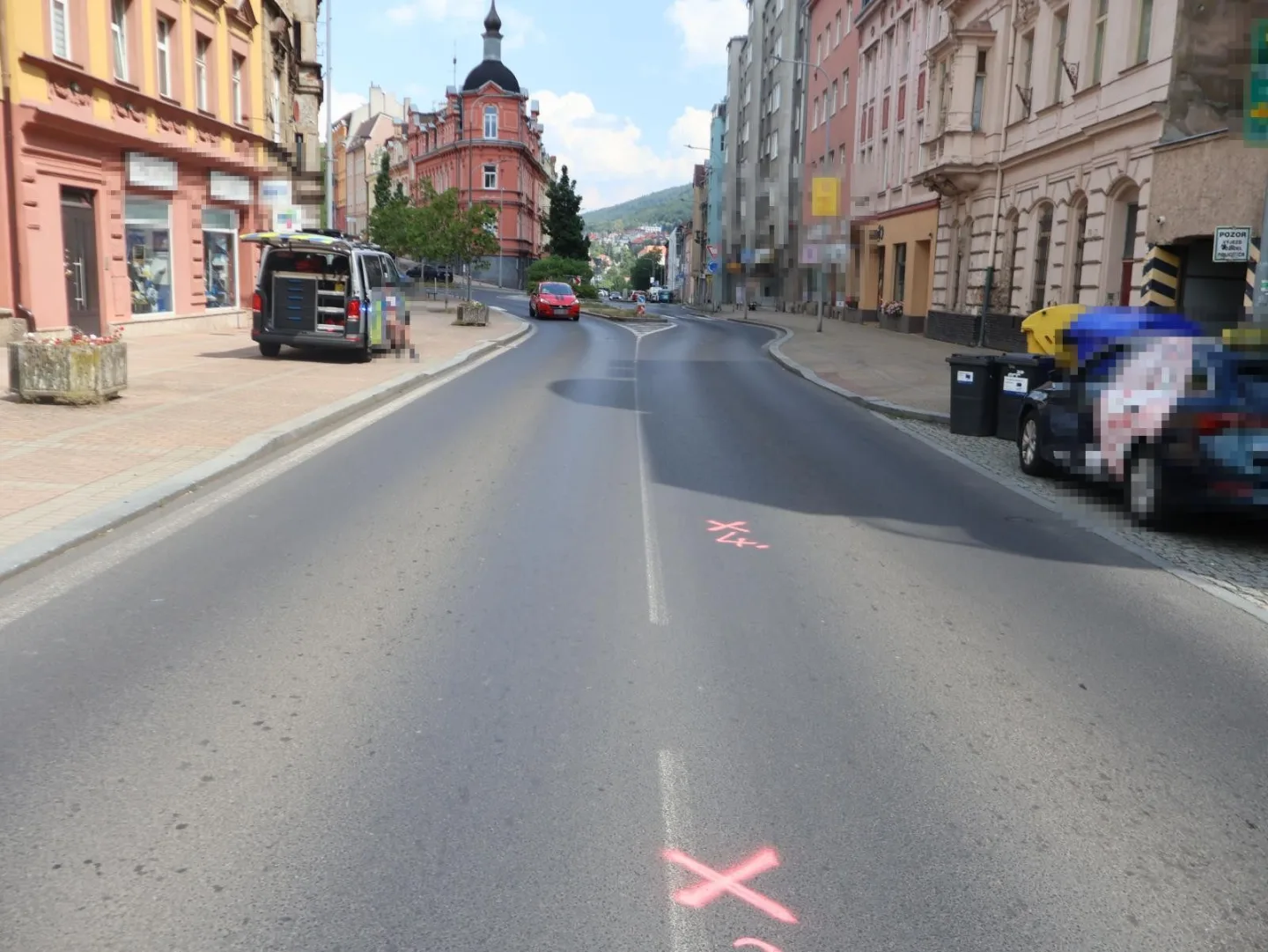 Policie hledá svědky incidentu mezi řidiči dvou aut v Karlových Varech.