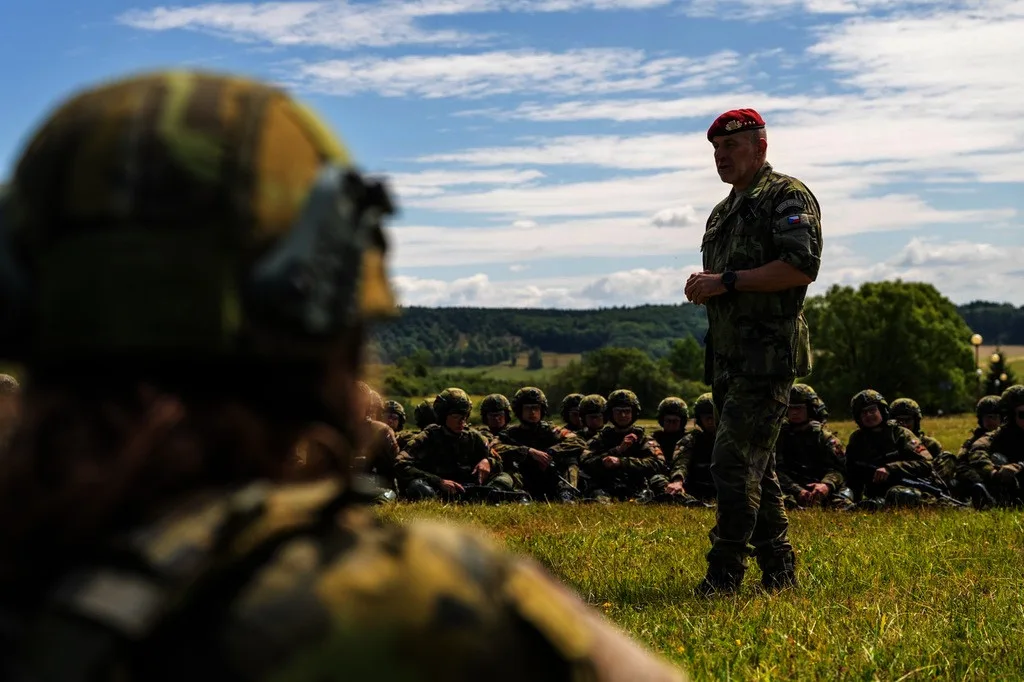 Na Doupově cvičí středoškoláci, dorazil i náčelník generálního štábu