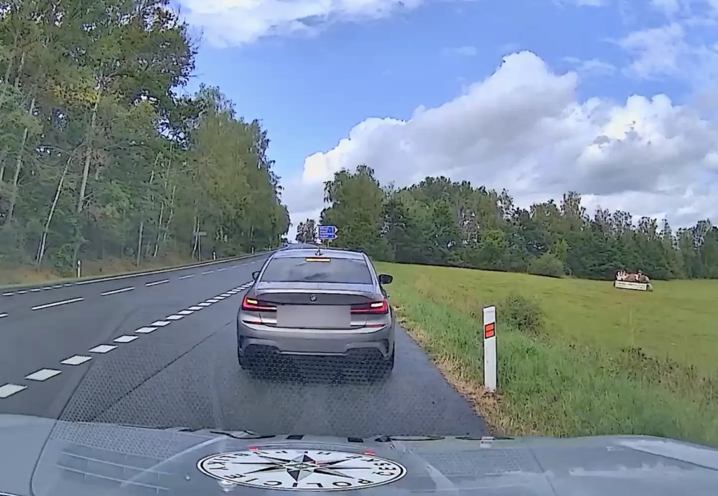 Řidič BMW předjížděl přes plnou čáru. Vyfasoval pokutu i šest trestných bodů.