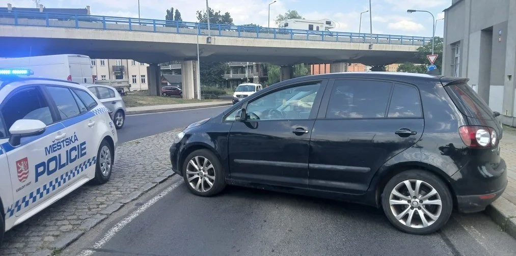 Opuštěné auto zablokovalo silnici. Řidič si mezitím nakupoval v obchodě.