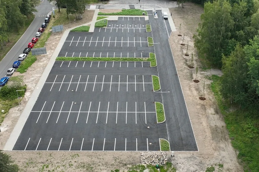 U letiště v Karlových Varech už funguje placené parkoviště pro cestující