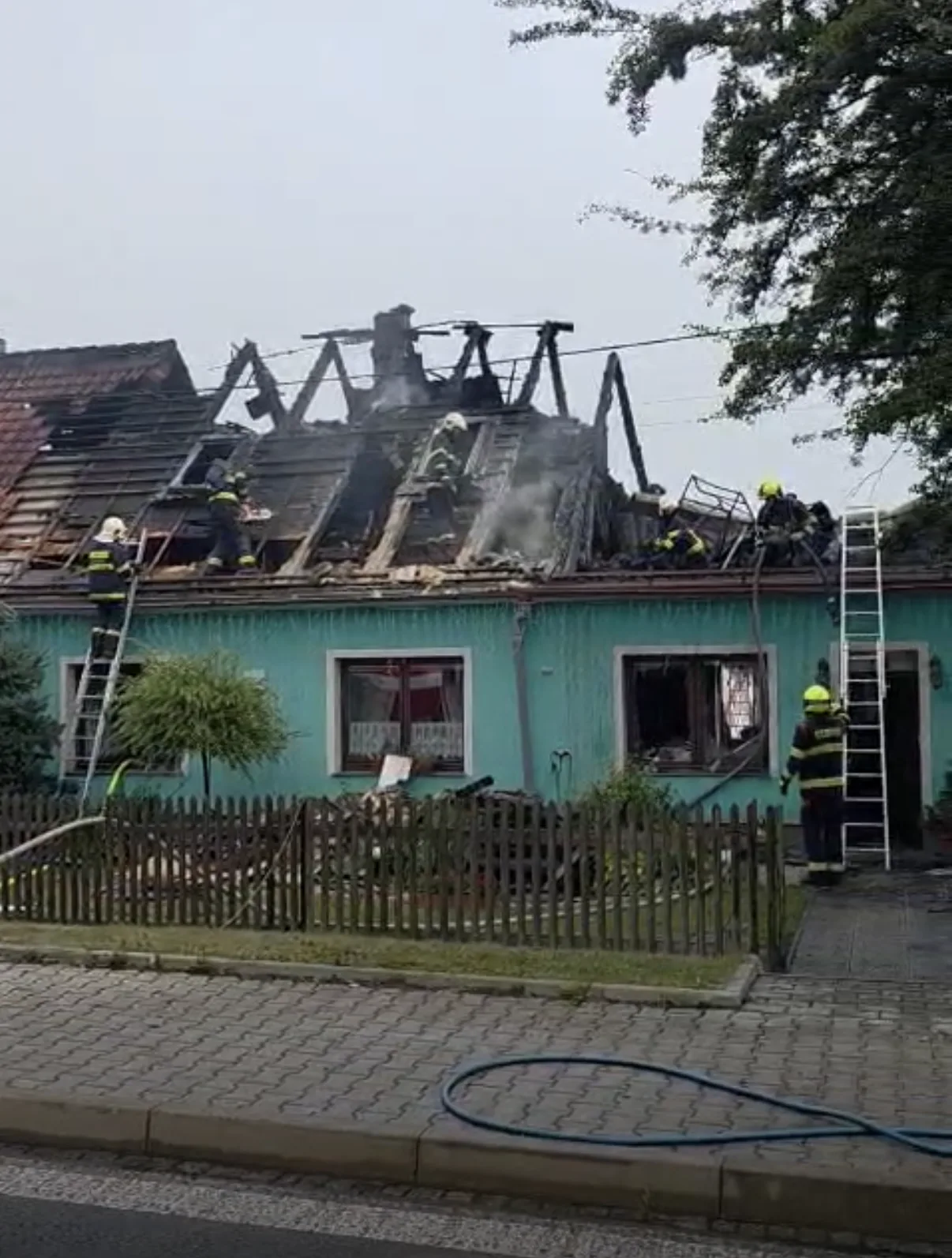 Při nočním požáru shořely čtyři rodinné domy, škoda dosahuje 18 milionů korun