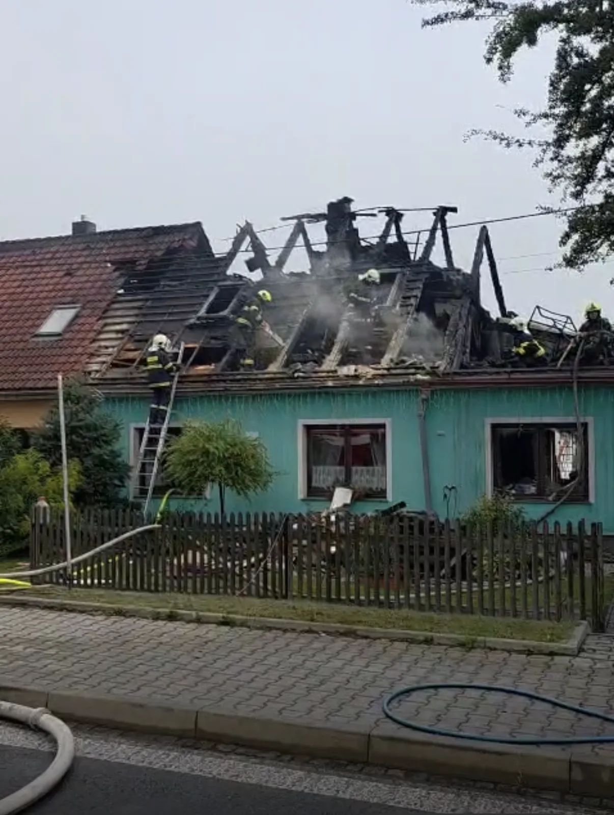 Při nočním požáru shořely čtyři rodinné domy, škoda dosahuje 18 milionů korun