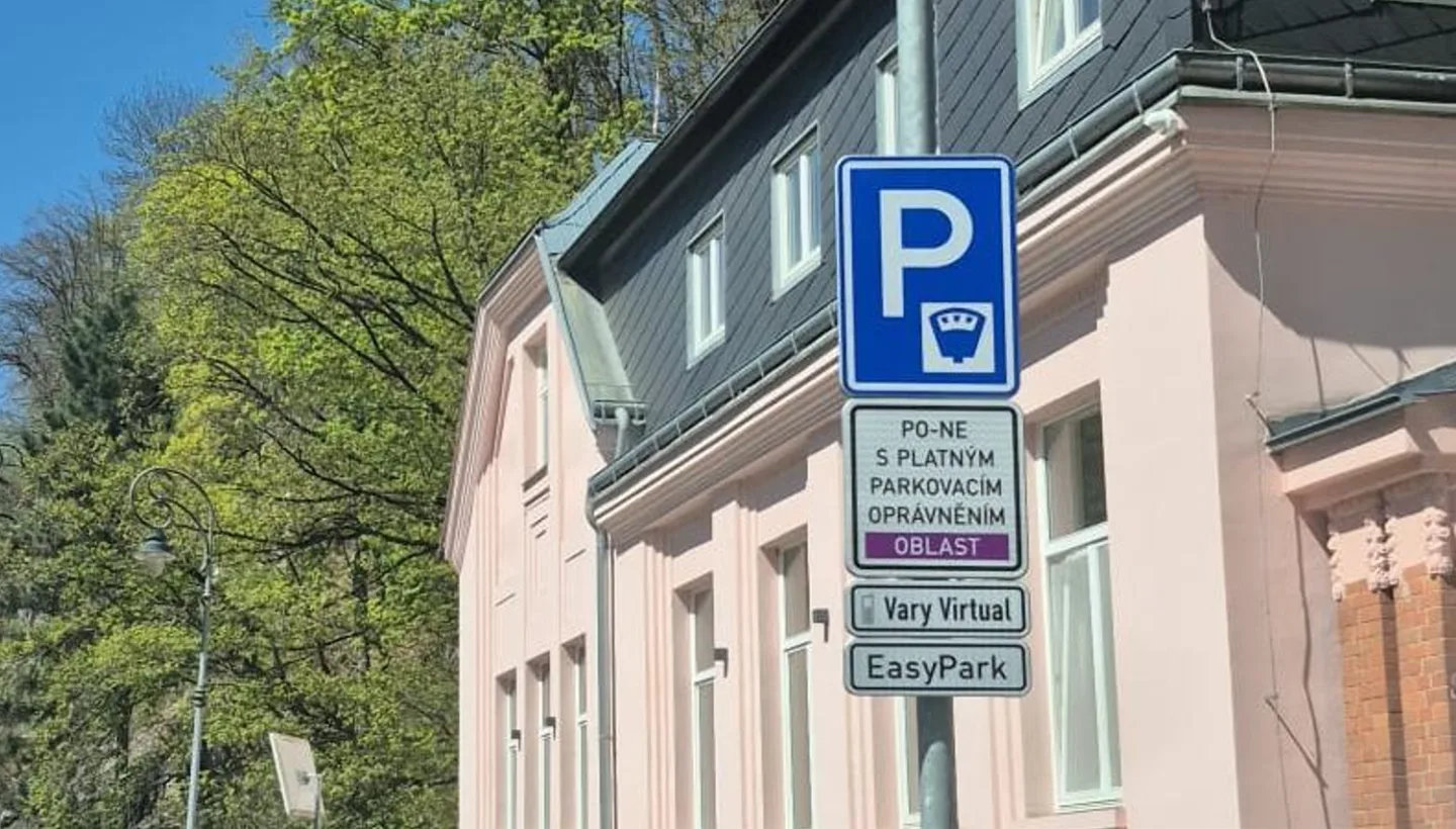 Hodinu parkování zdarma v Tuhnicích rozšíří Karlovy Vary do dalších ulic