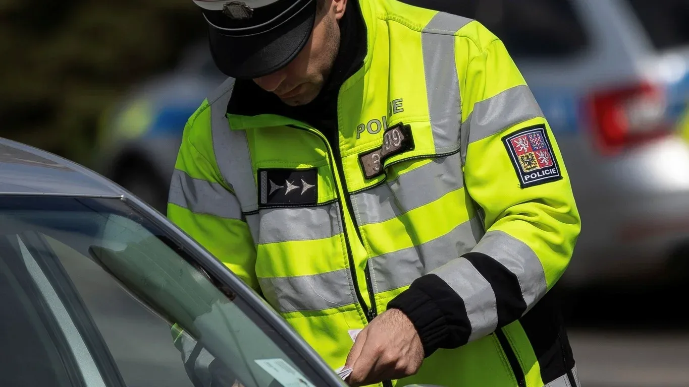 Řidič se po dechové zkoušce snažil policisty uplatit. Nabídl jim 50 tisíc korun