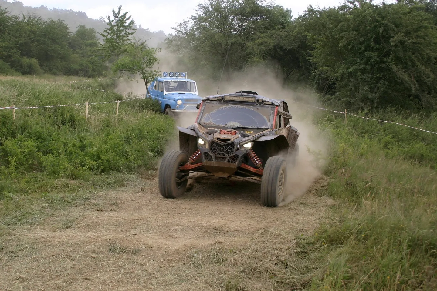 U Dobřan kousek od Plzně se pravidelně konají offroadové závody, jejichž organizátoři i jezdci se zároveň během roku podílejí na péči o zdejší krajinu. Foto: Ondřej Peksa