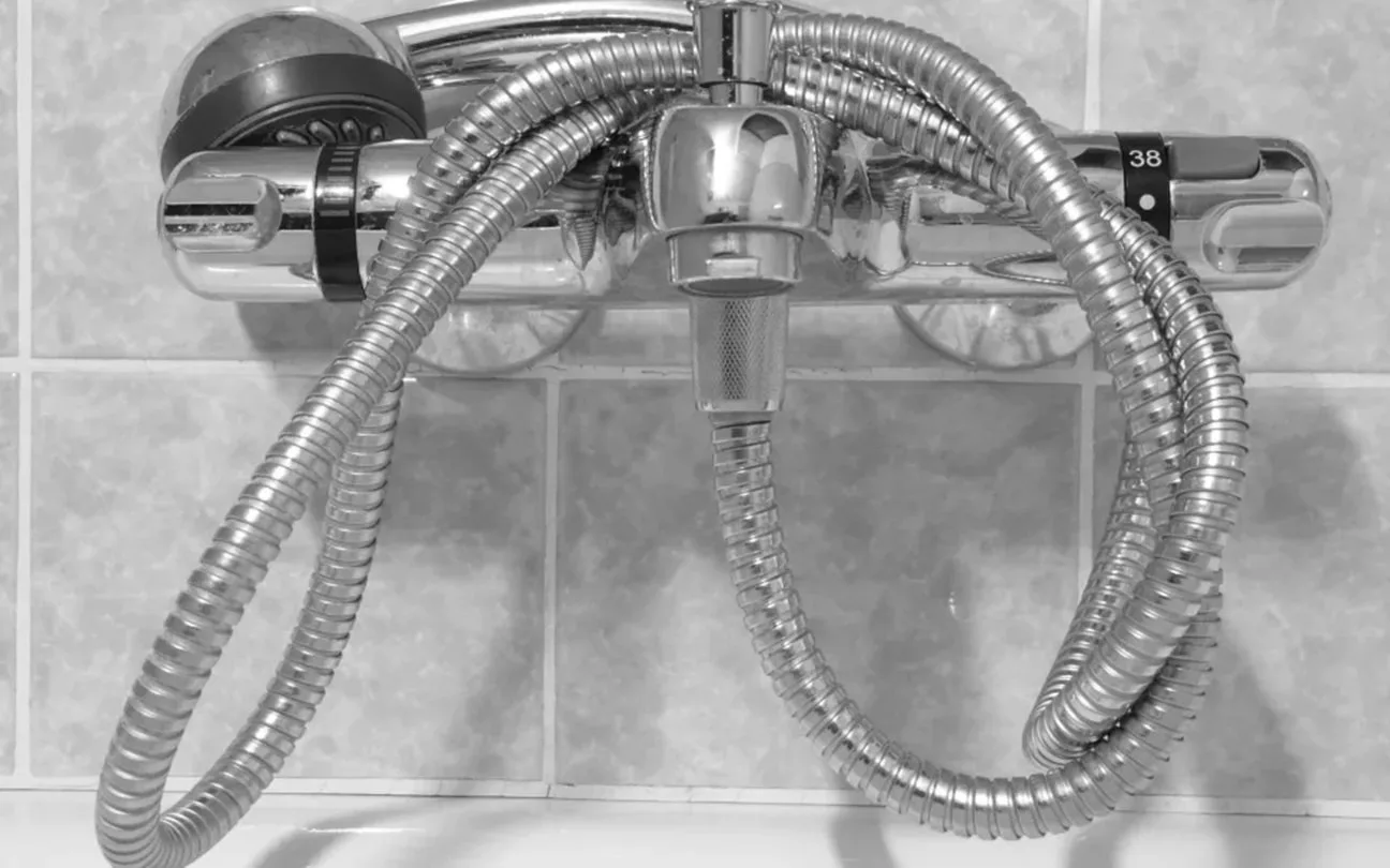 Lidem v Nejdku hrozilo odpojení od teplé vody. Majitel domů však uhradil dluh