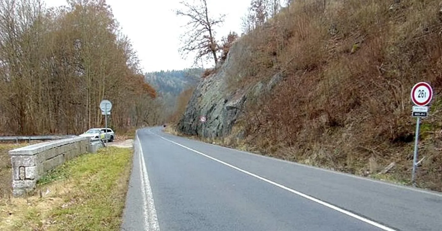 Dopravení komplikace: Na Karlovarsku omezí řidiče oprava mostu a sanace skal