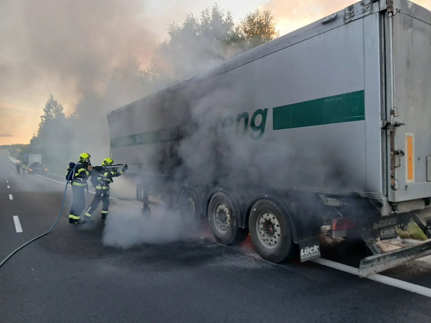 Karlovarské hasiče zaměstnal požár auta s okurkami nedaleko hranic