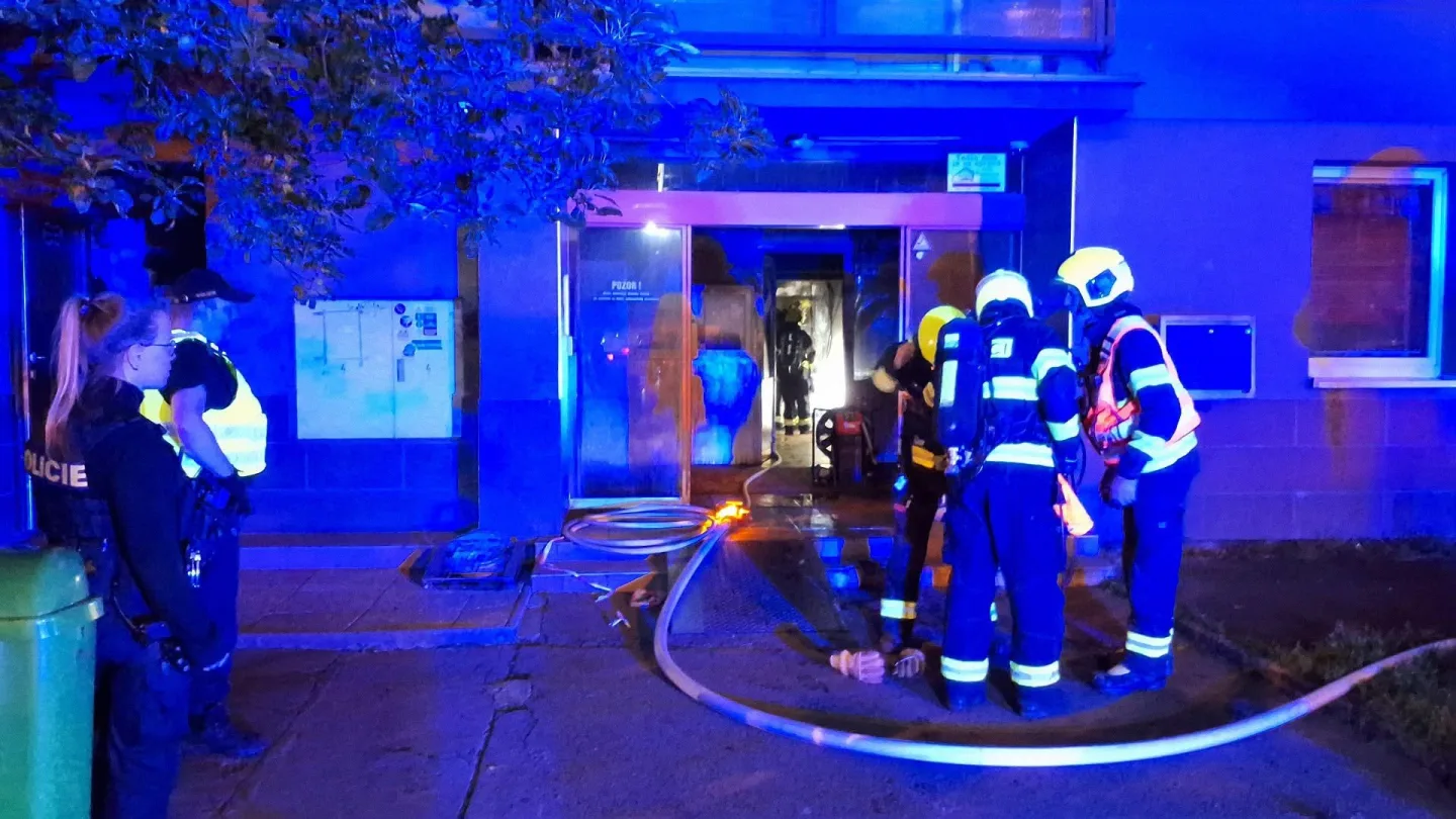 Při nočním požáru v Chodově hasiči zachránili 11 osob a zkontrolovali 78 bytů
