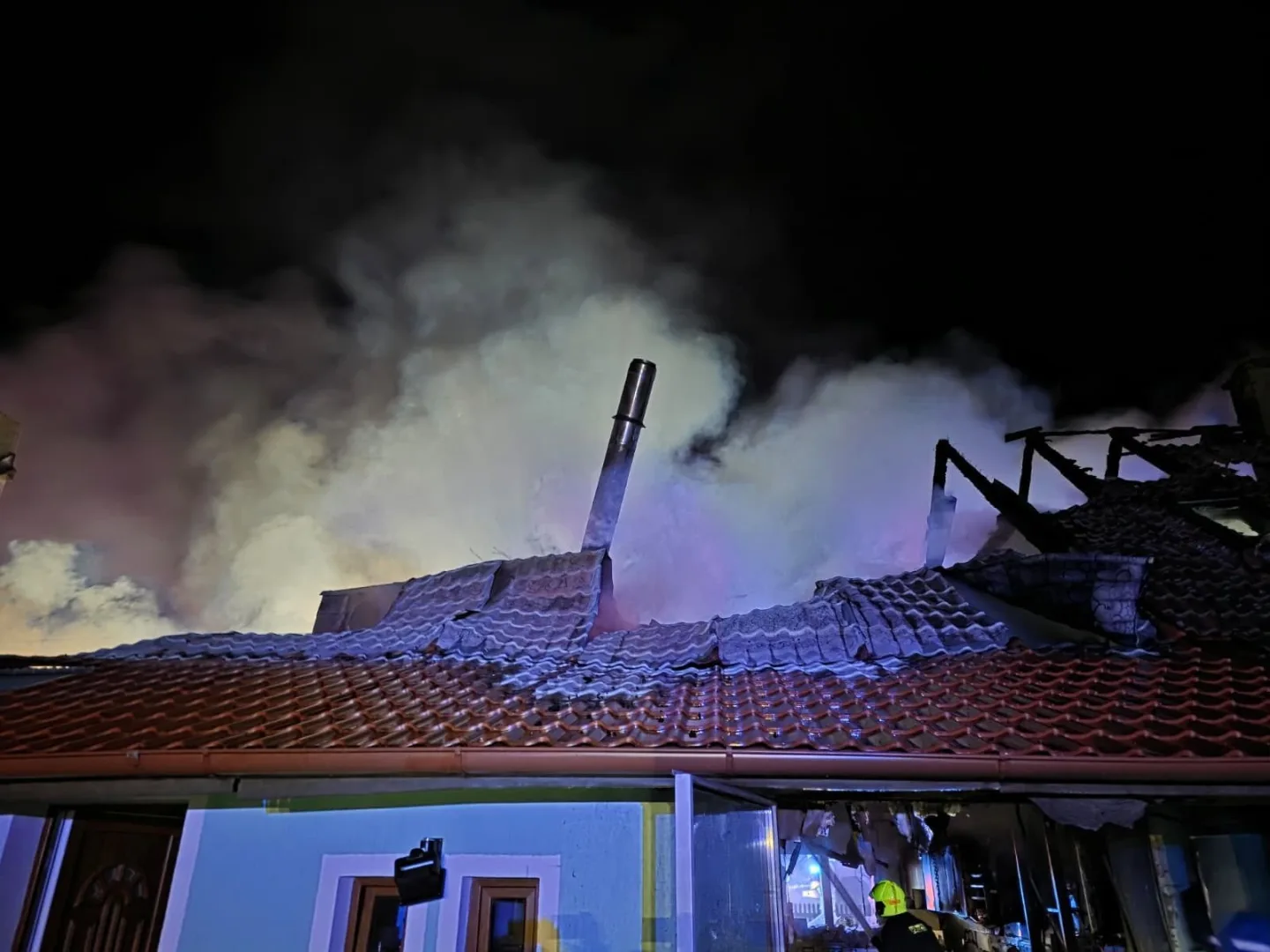 Při nočním požáru shořely čtyři rodinné domy, škoda dosahuje 18 milionů korun