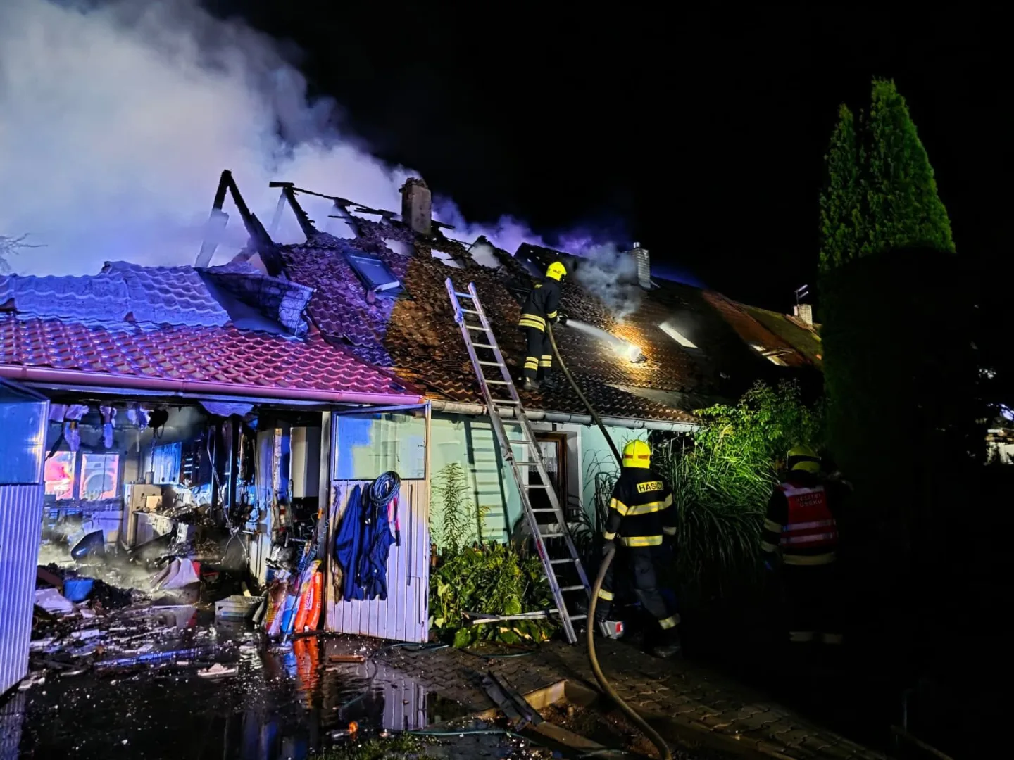 Při nočním požáru zasahovali i hasiči z Karlovarského kraje, škoda je 18 milionů