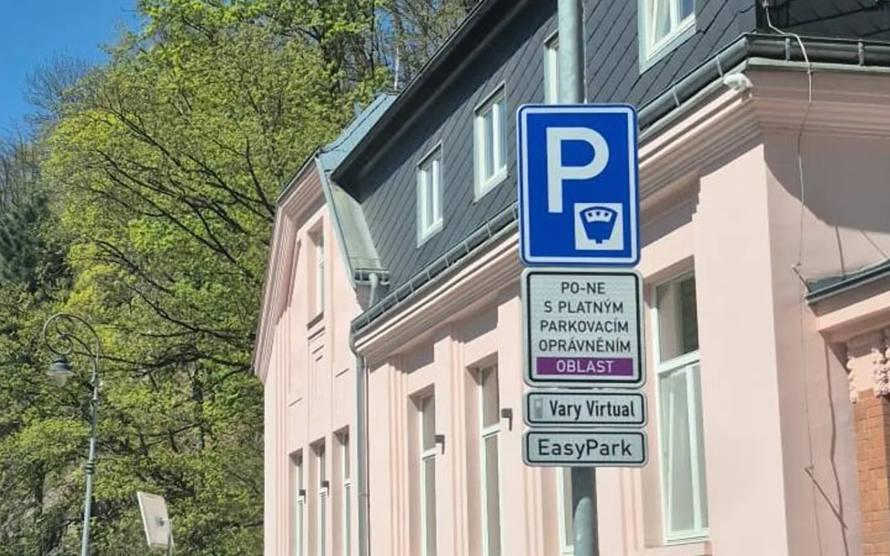 Hodinu parkování zdarma v Tuhnicích rožšíří Karlovy Vary do dalších ulic