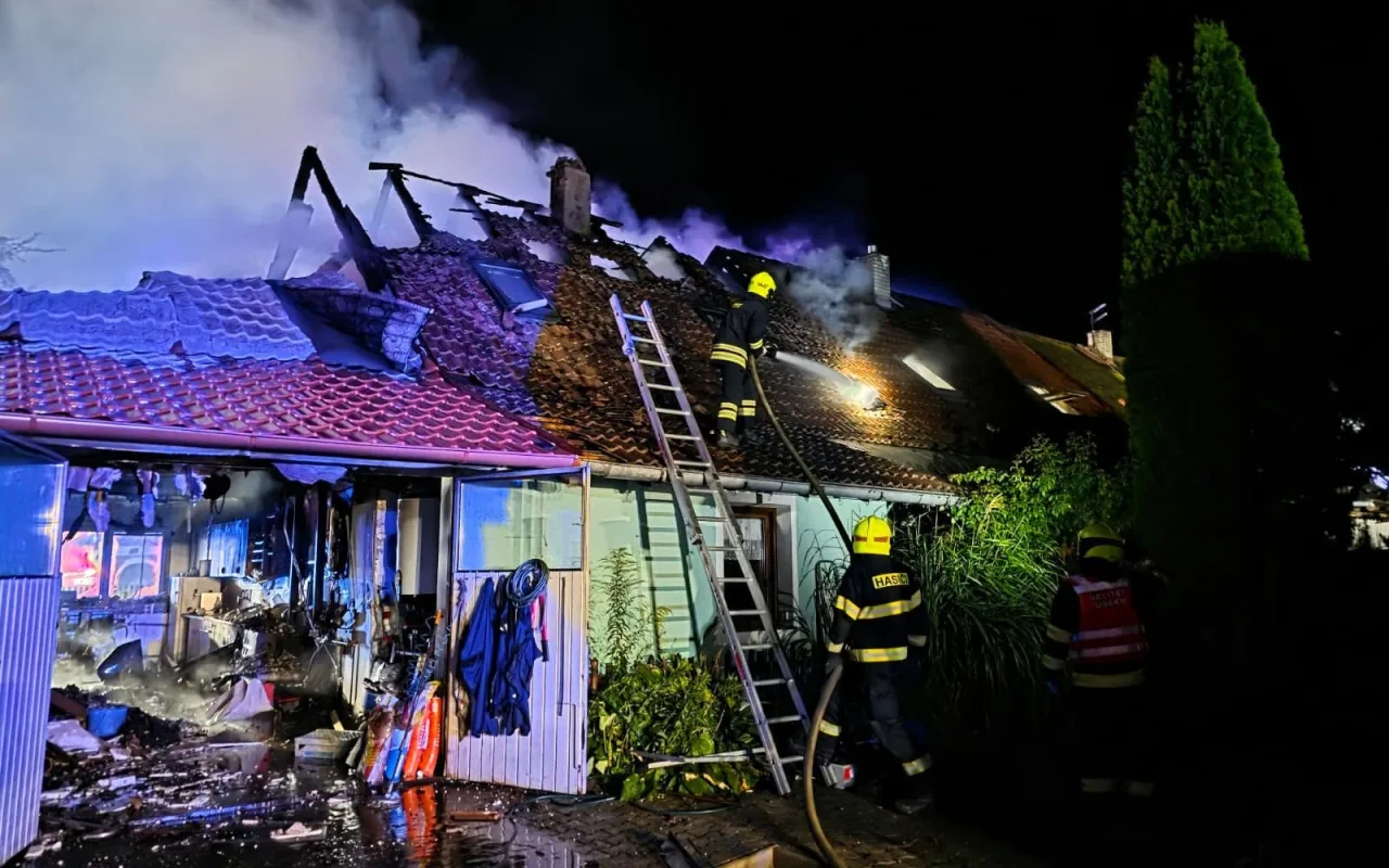 Při nočním požáru zasahovali i hasiči z Karlovarského kraje, škoda je 18 milionů