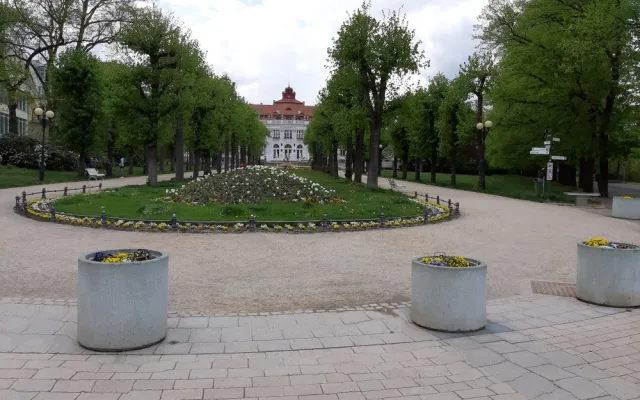 Na Karla IV. byste dnes v Karlových Varech čekali marně