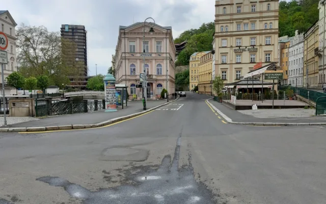 Na Karla IV. byste dnes v Karlových Varech čekali marně