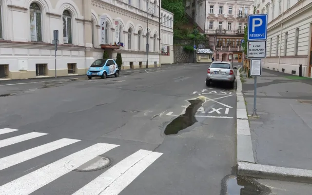 Na Karla IV. byste dnes v Karlových Varech čekali marně