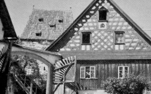 Usedlost čp. 1, v pozadí stará věž, kolem roku 1930