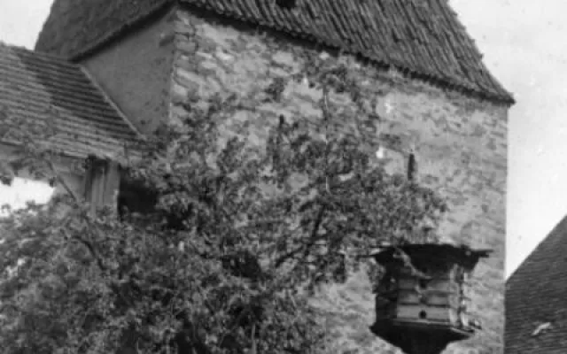 Pohled ze dvora statku na věž, před rokem 1945
