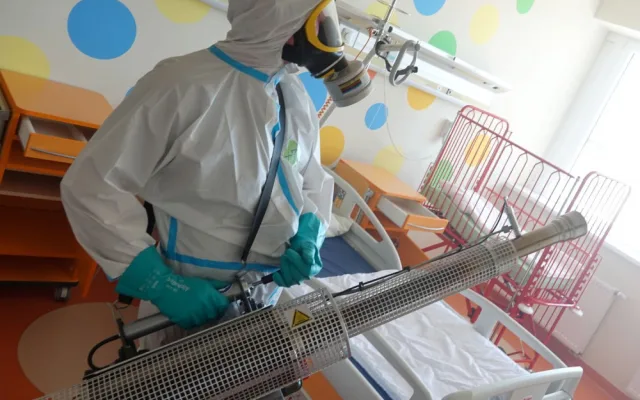 Hasiči při provádění desinfekce chebské nemocnice