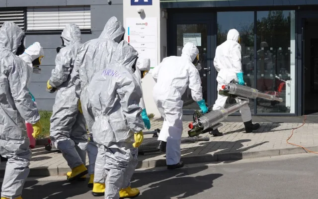 Hasiči při provádění desinfekce chebské nemocnice