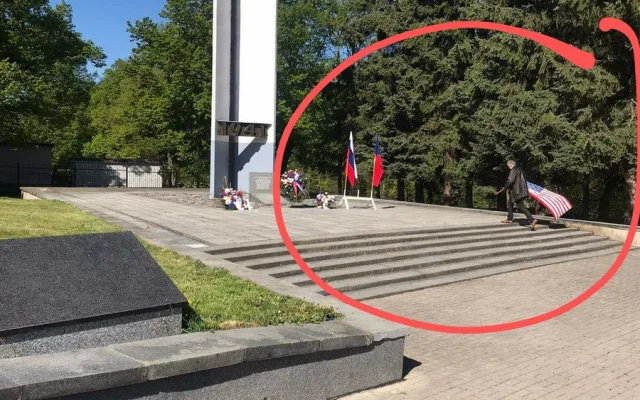 Odstraněná americká vlajka vyvolává emoce u politiků i obyvatel města