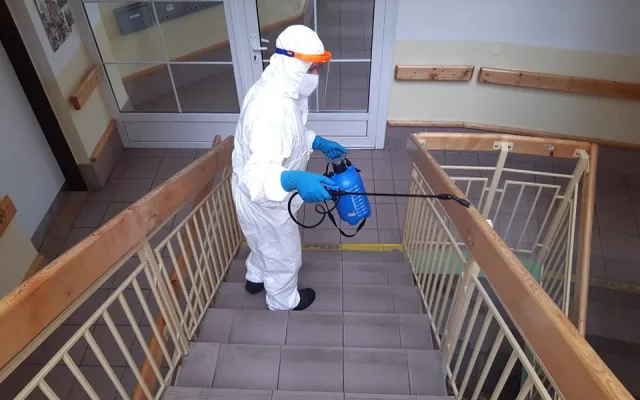 Ostrovští hasiči desinfikují domov pro seniory